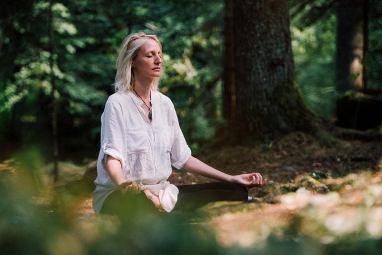 Mulher meditando