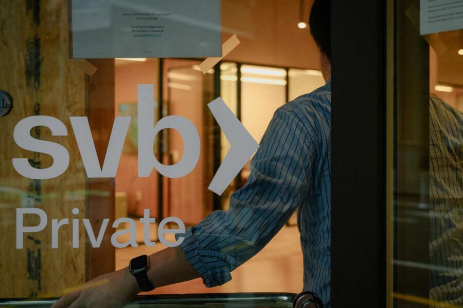 Logotipo do SVB em vidro