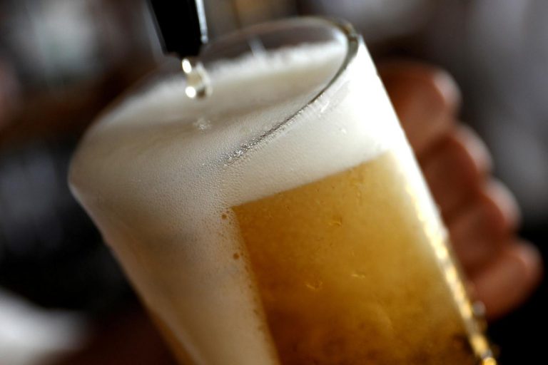 Cerveja sendo colocada em copo