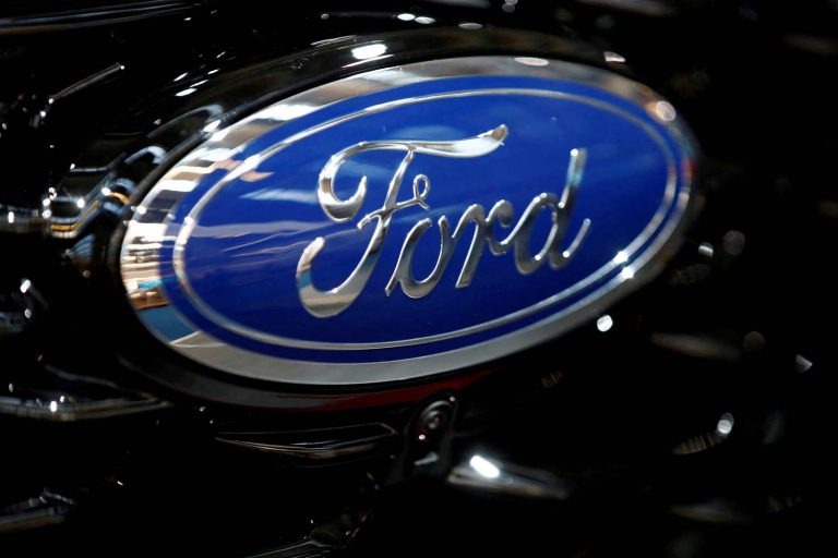 Logotipo da Ford em veículo