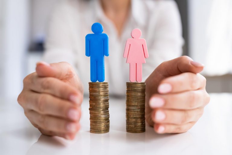 Montes de moedas com bonecos em cima, representando homens e mulheres em igualdade salarial