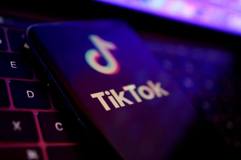 Logotipo do TikTok em tela de celular