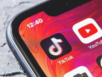 Foto ilustrativa do logo do TikTok em um iPhone