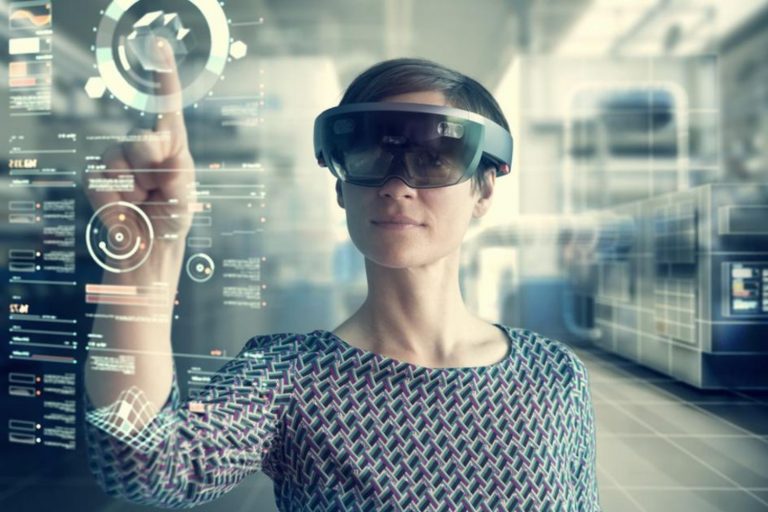 mulher com óculos de realidade virtual no futuro do trabalho