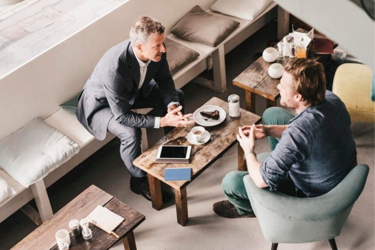 dois homens tomando café e fazendo networking