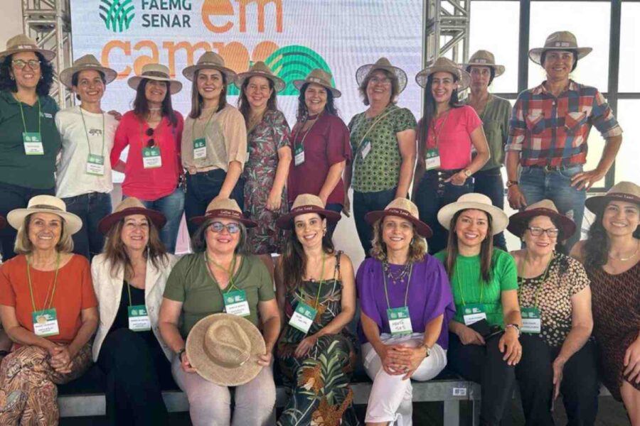 Mulheres cafeicultoras sorriem