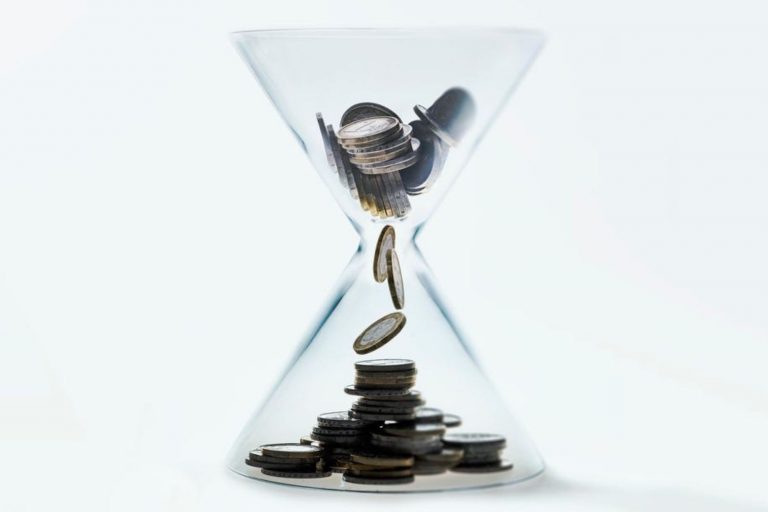 ampulheta com moedas dentro representando tempo e dinheiro