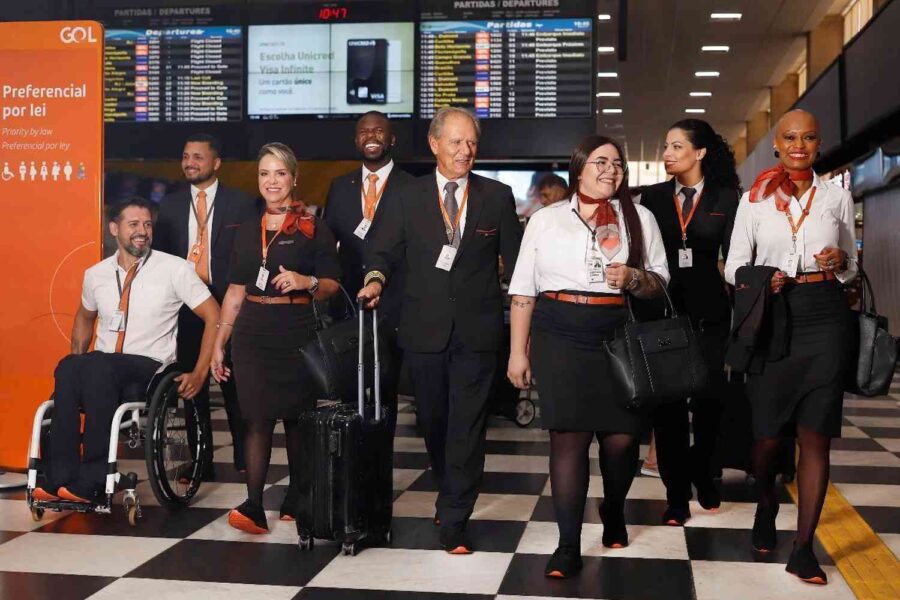 Funcionários da Gol Linhas Aéreas andando em aeroporto
