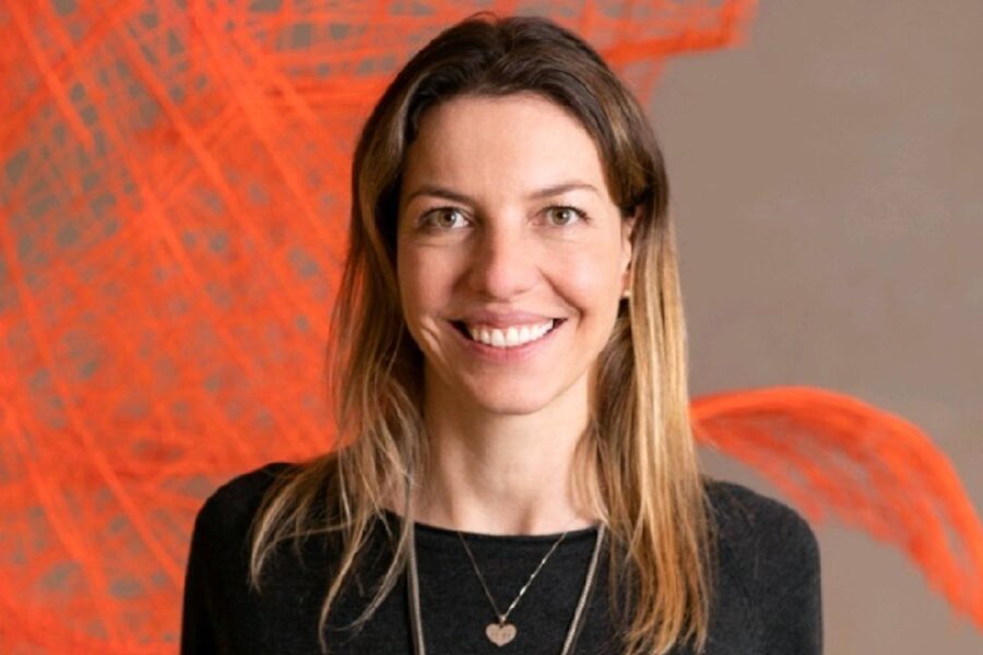 Gabriela Sterenberg sorri e olha para a frente