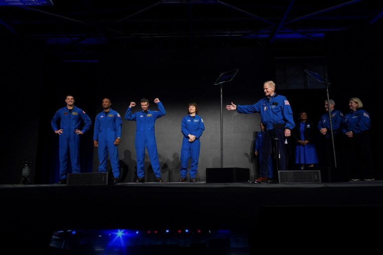 Astronautas sendo nomeados pela Nasa para a missão Artemis 2