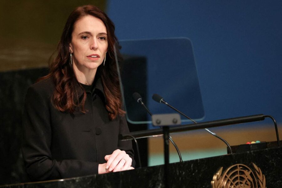 Jacinda Ardern falando em púlpito