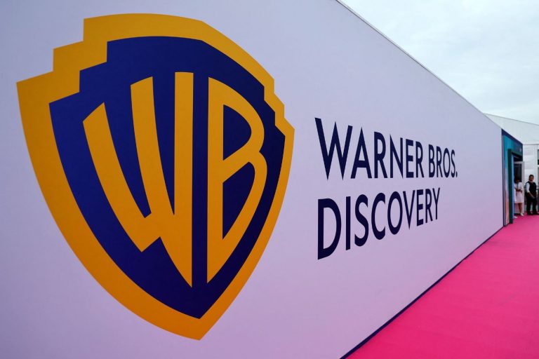 Logotipo da Warner Bros em Cannes, França