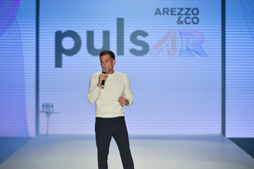 Grupo Arezzo apresenta cole o de cal ados ver o 2024 Forbes