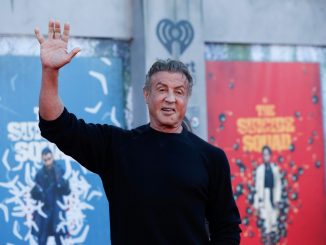 Sylvester Stallone acena durante pré-estreia do filme "Esquadrão Suicida" em Los Angeles