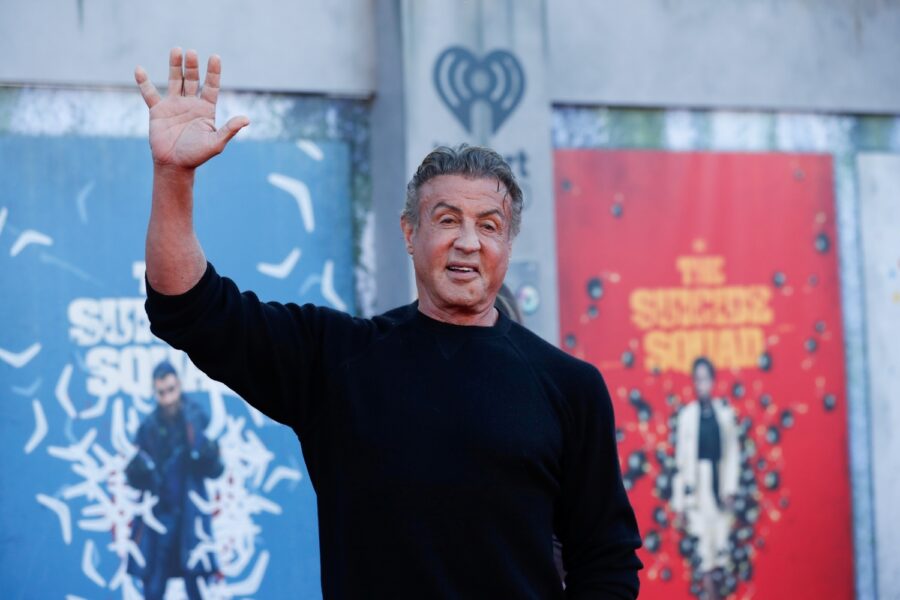 Sylvester Stallone acena durante pré-estreia do filme "Esquadrão Suicida" em Los Angeles