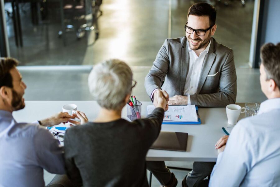 Homem em uma entrevista de emprego