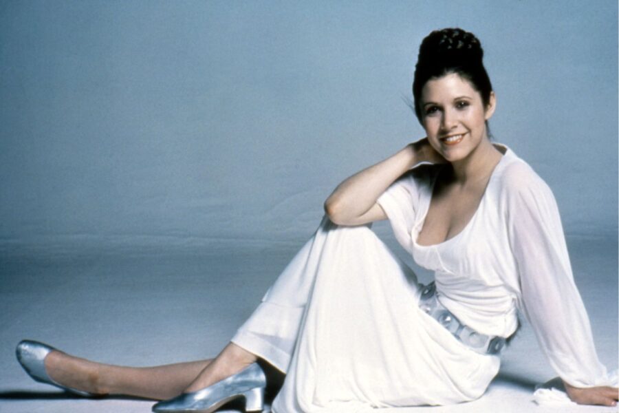 Atriz Carrie Fisher no set de "Star Wars" com vestido que agora vai a leilão por até R$ 10 milhões