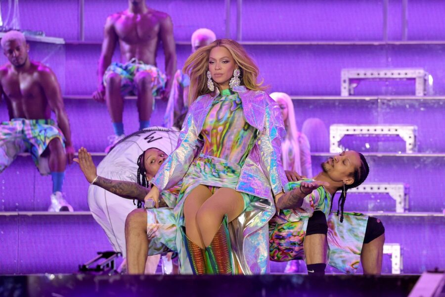 Beyoncé se apresentando na abertura da sua turnê "Renaissance", em Estocolmo, na Suécia