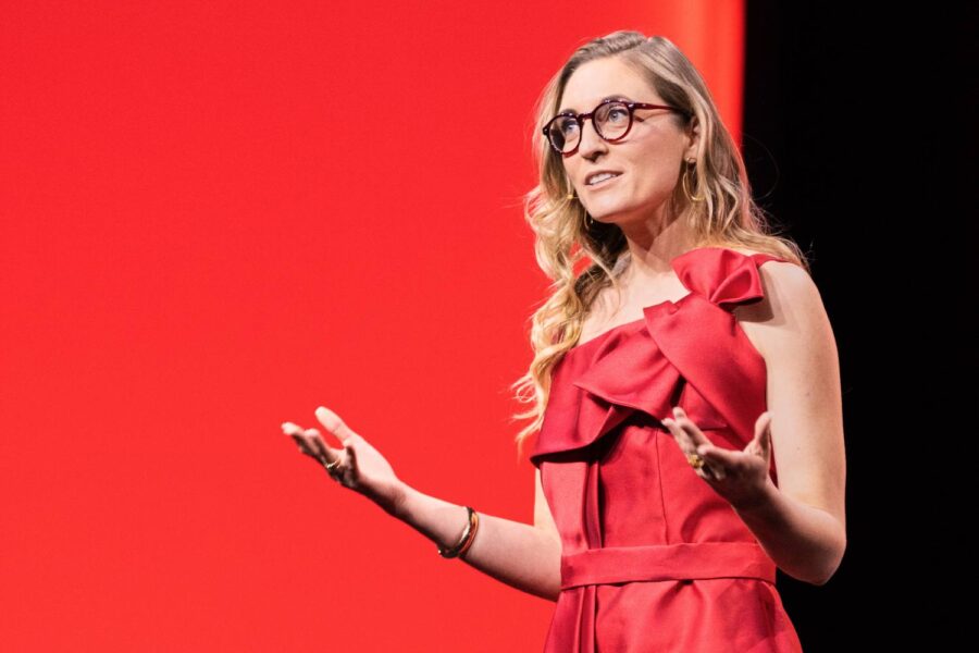 Emily Ewell, fundadora da Pantys, falando