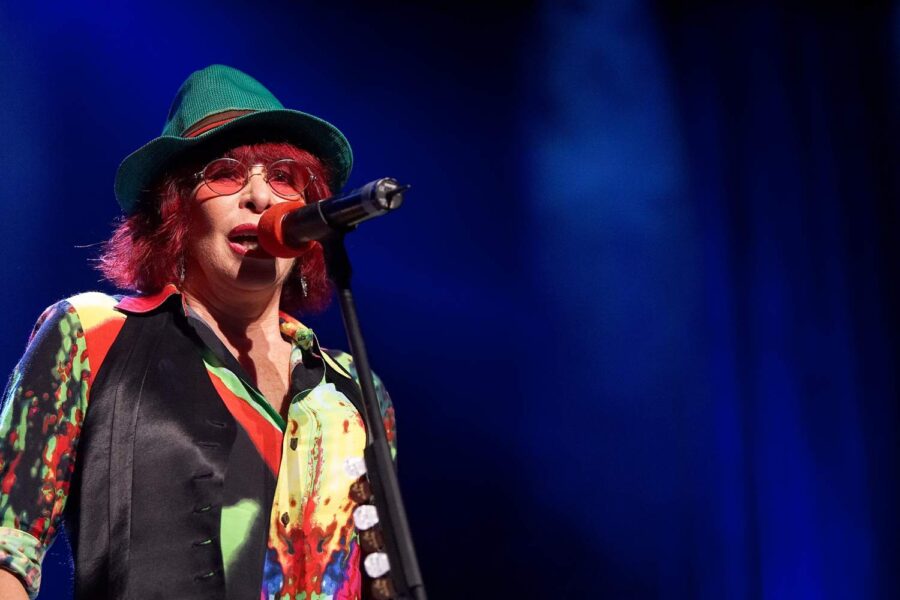 Rita Lee cantando em um palco