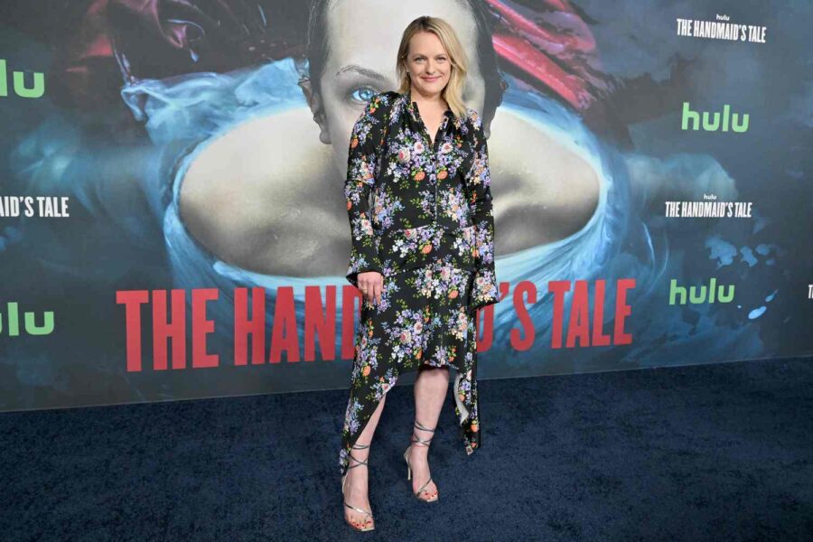 Elisabeth Moss em premiere da série The Handmaid's Tale