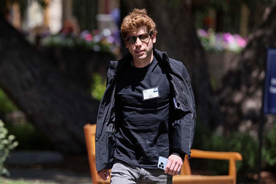 Sam Altman, CEO da Open AI, andando