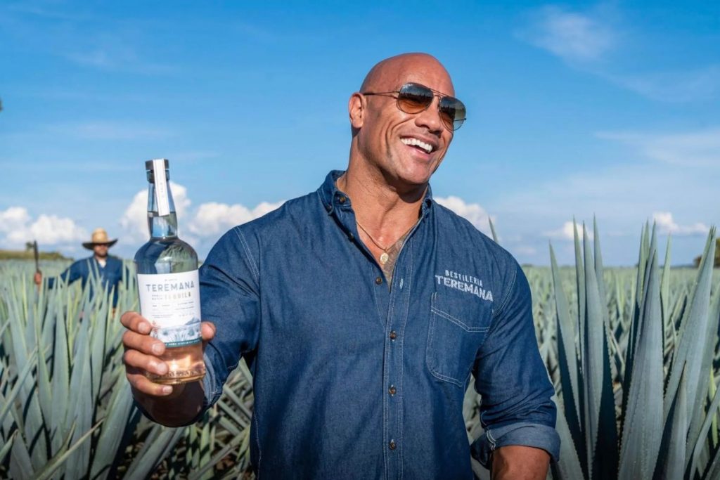 Dwayne Johnson convida 'sósia' para tomar tequila após policial viralizar;  entenda