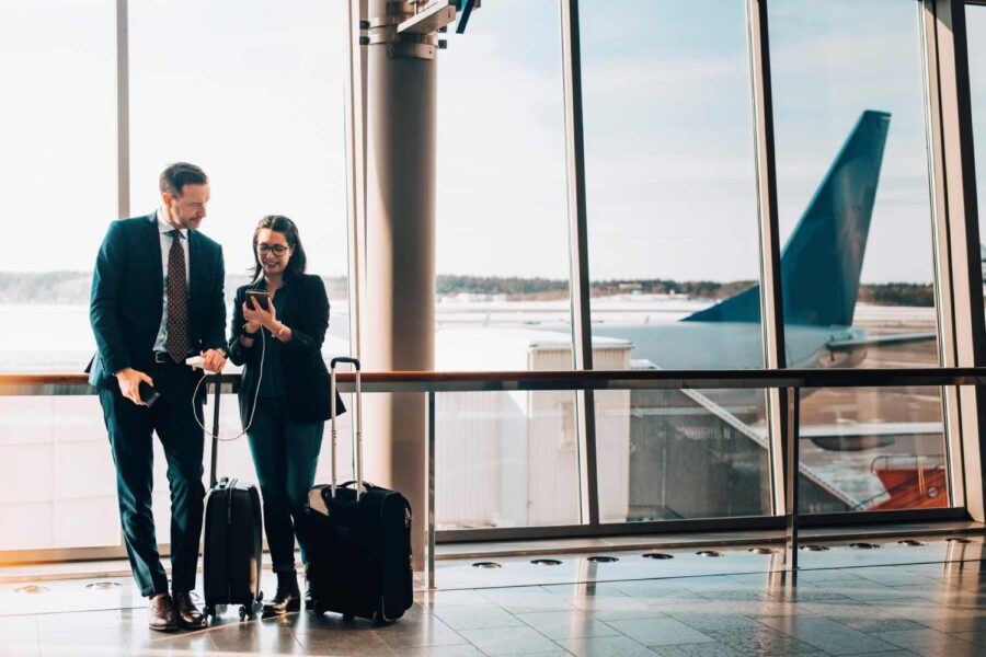 Duas pessoas em um aeroporto