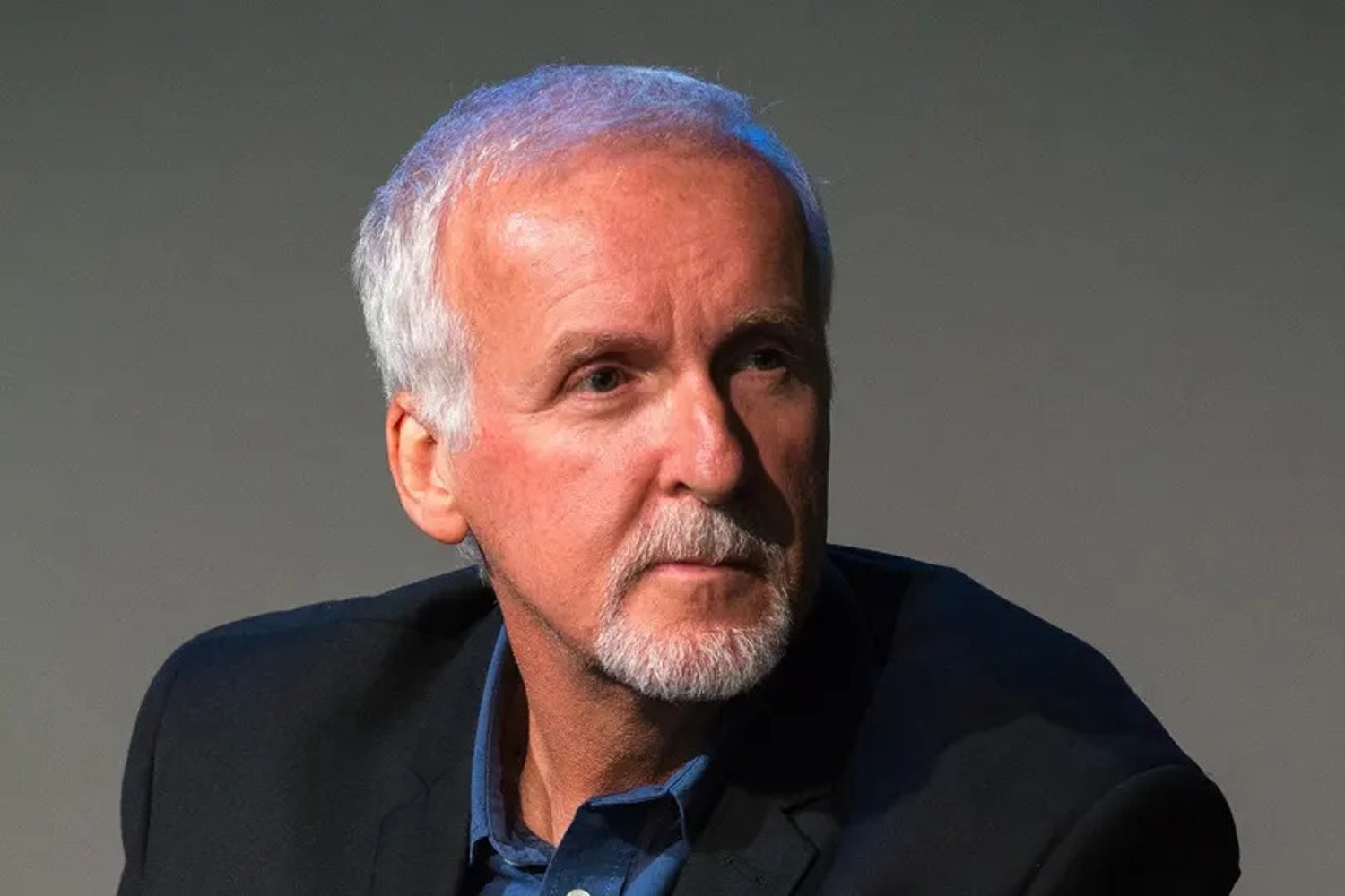 James Cameron oferece submersível com que mergulhou na fossa das