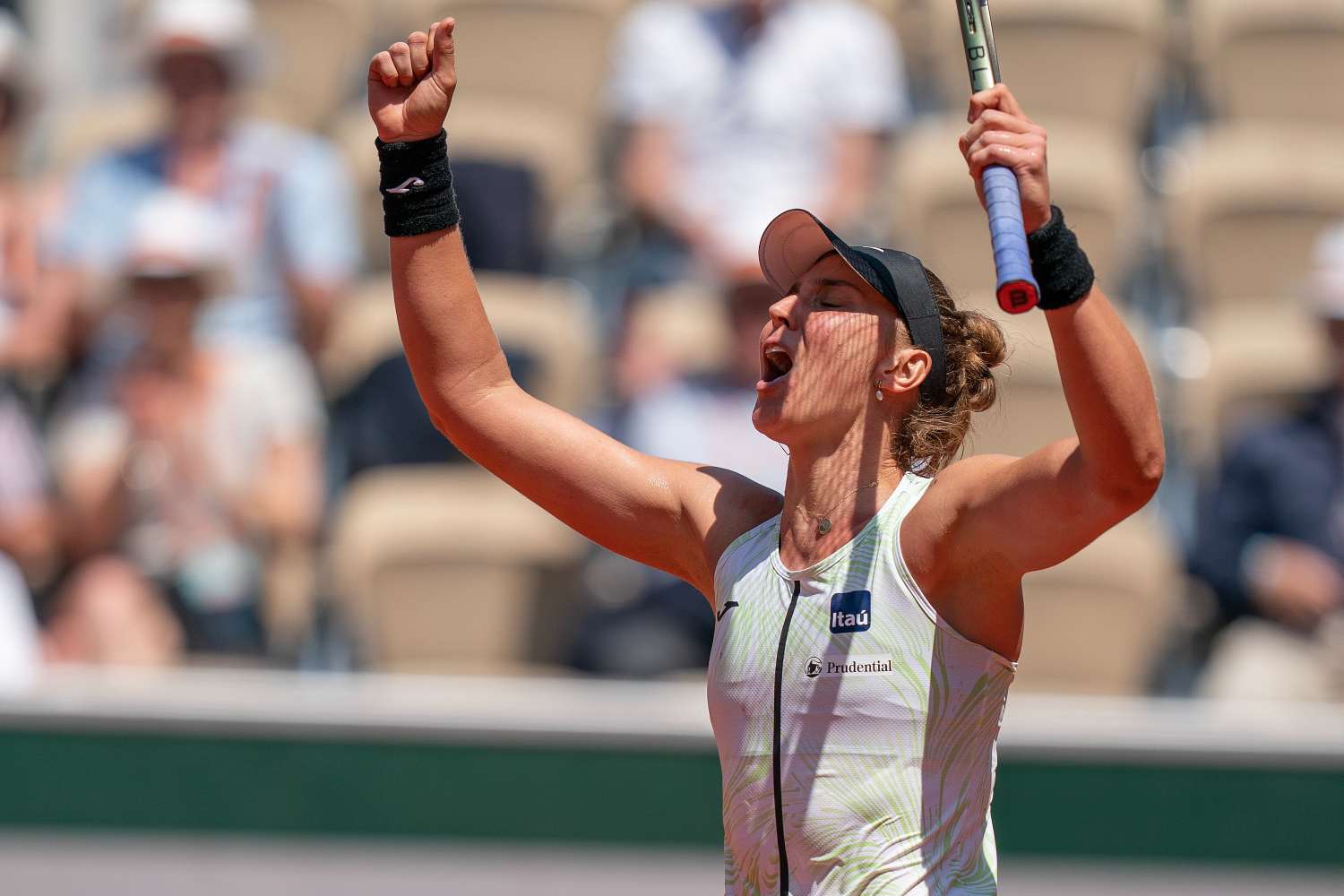 Bia Haddad faz história! Veja onde assistir ao jogo da tenista brasileira  na semifinal de Roland Garros - Seu Dinheiro