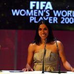 Marta recebe o troféu de Melhor Jogadora do Mundo pela FIFA em 2009 (Getty Images)