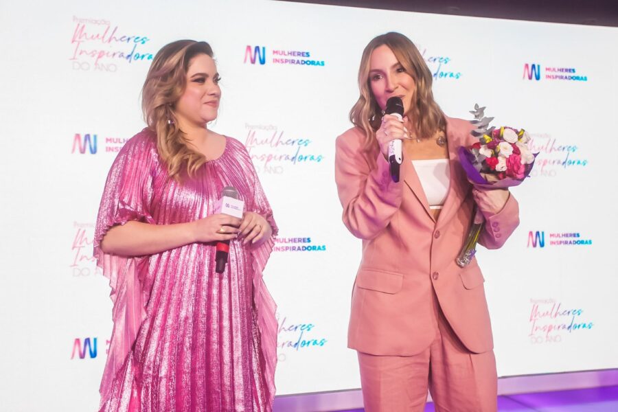 Geovana Quadros, fundadora do grupo, e Claudia Leitte no prêmio Mulheres Inspiradoras deste ano