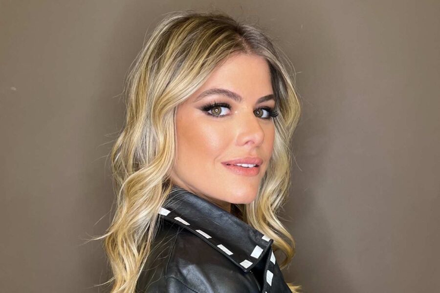 Manuela Carvalho de lado