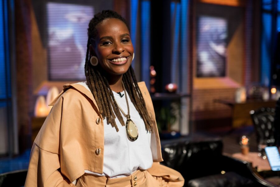 Monique Evelle sorrindo