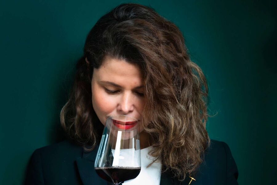 Gabriela Benicio com um copo de vinho na mão