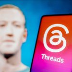 Mark Zuckerberg, CEO da Meta, ao lado de um celular com o logo da rede social "Threads"