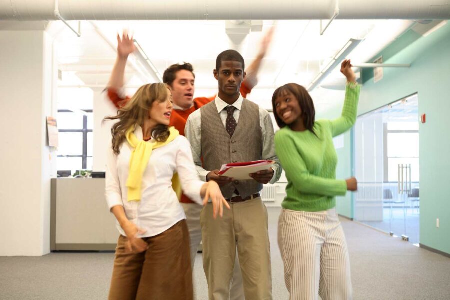 Pessoas felizes em volta de um homem triste no trabalho