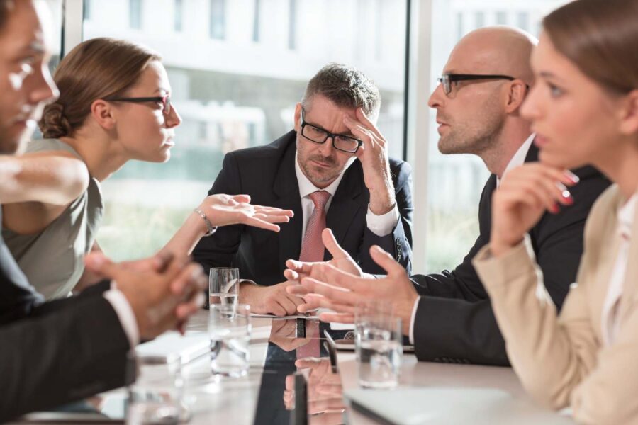 Pessoas brigando em uma mesa de reunião