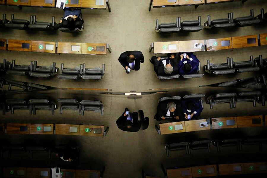 Homens andando na Câmara dos Deputados