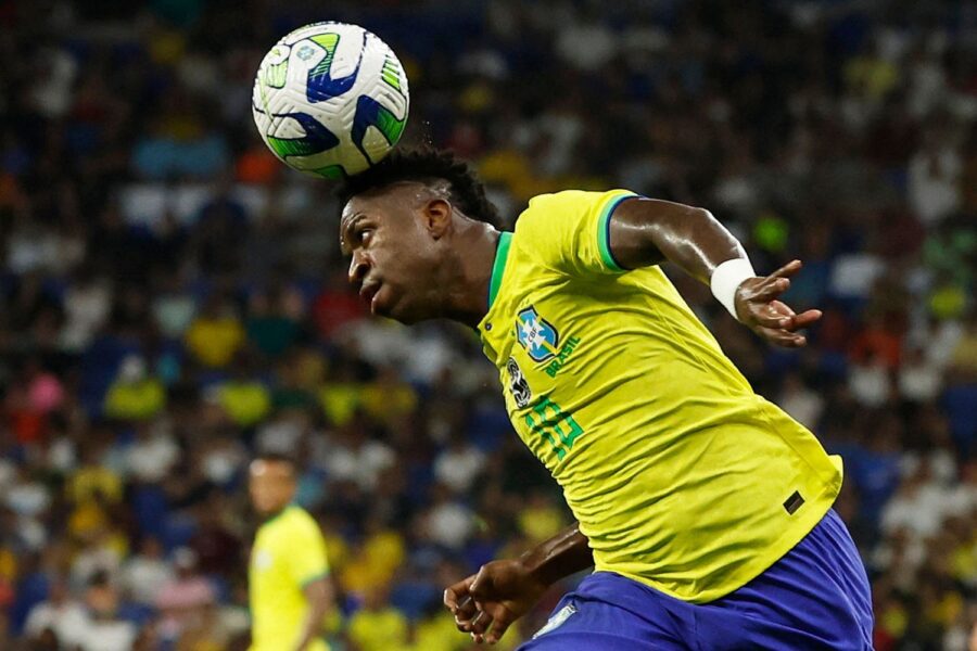 vini jr cabeceando bola de futebol