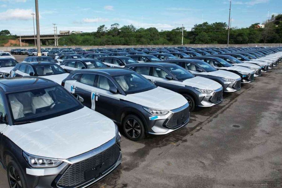 Carros parados em estacionamento de fábrica