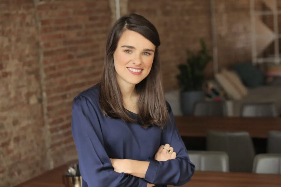 Christina Cacioppo de braços cruzados