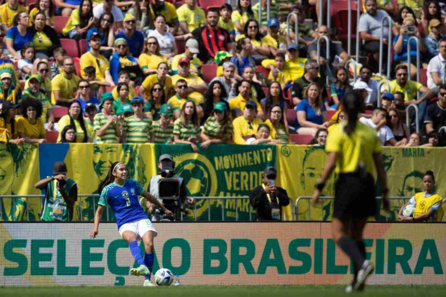 Jogadora de futebol em campo
