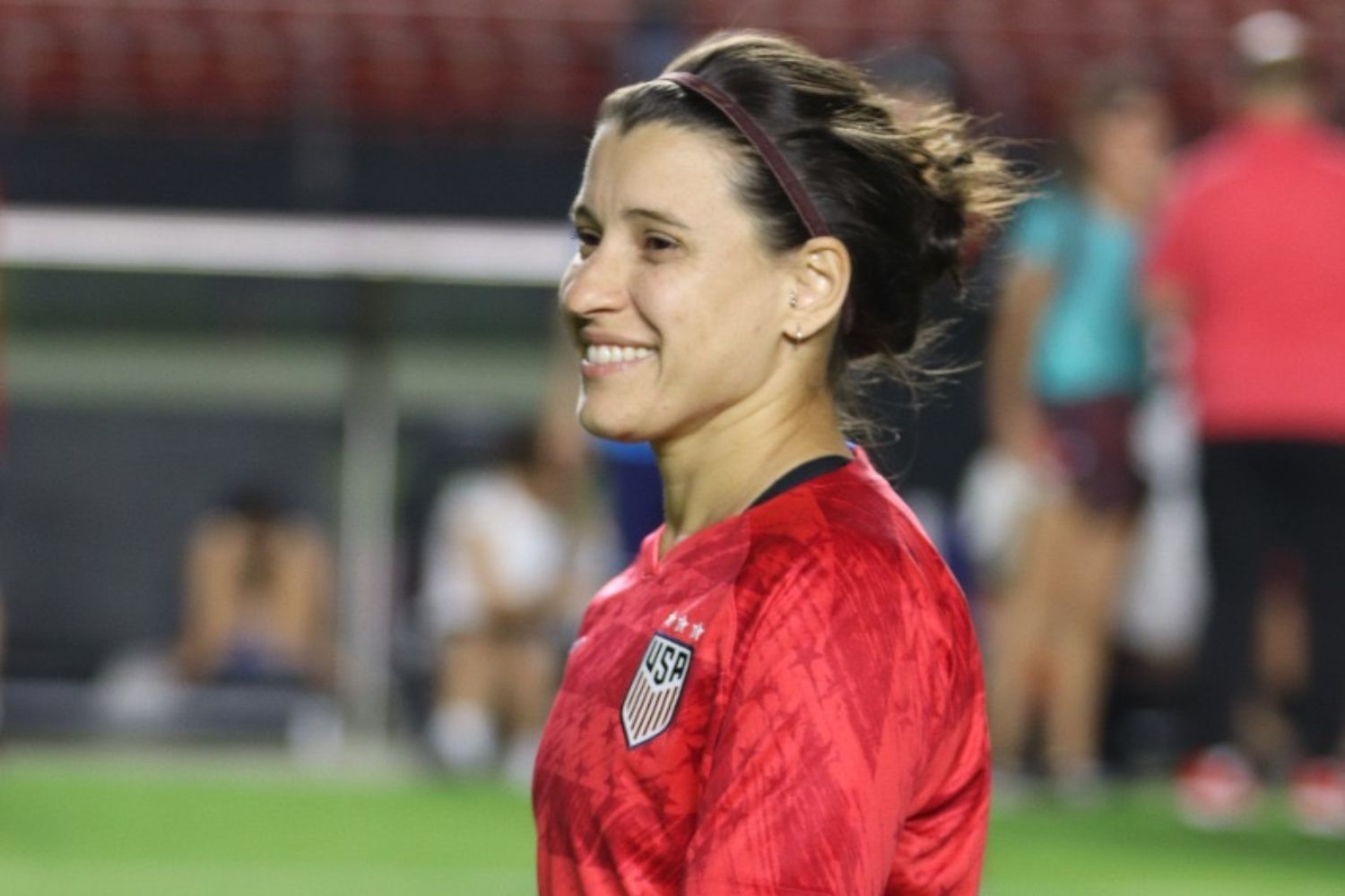 Menina que joga sozinho no campo de jogos