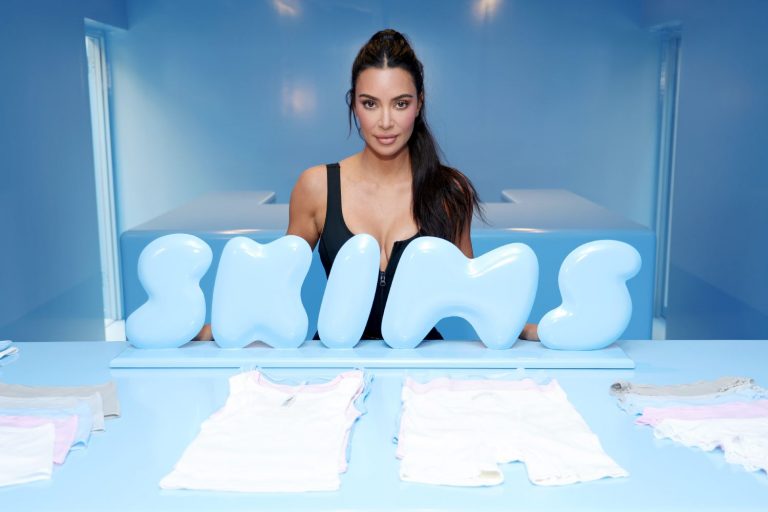 Kim Kardashian atrás de letreiro sa Skims