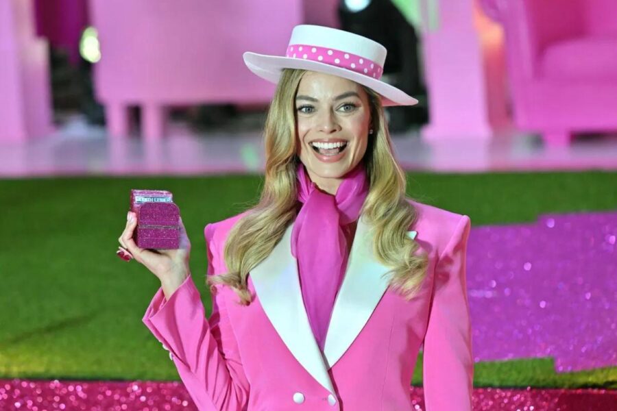 margot robbie em divulgação do filme da barbie com roupa na tendência barbiecore, toda cor de rosa