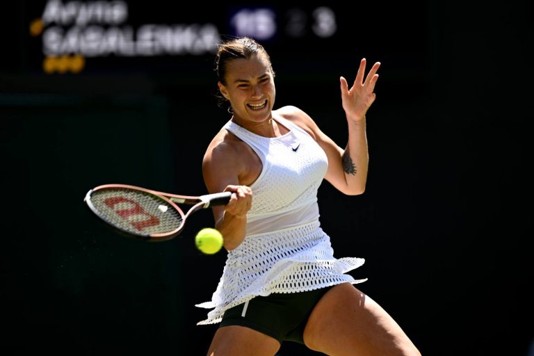 Aryna Sabalenka jogando tênis