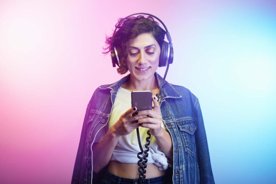 Mulher ouvindo música de fone de ouvido no TikTok Music