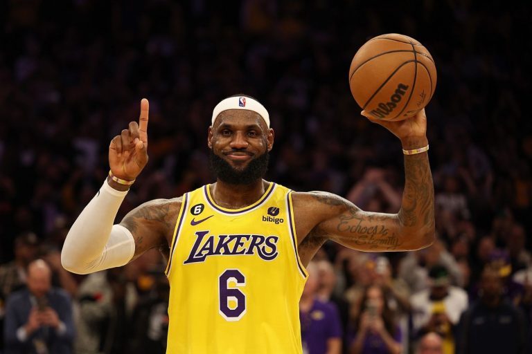 NBA adia jogo entre Lakers e Clippers devido à morte de Kobe