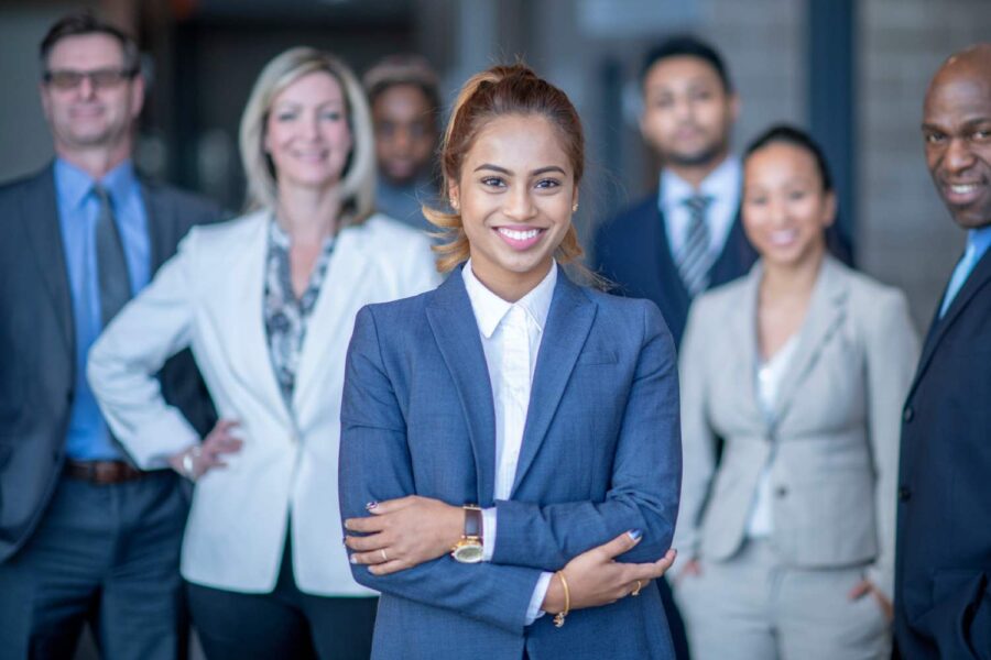Jovem com lideranças atrás de si